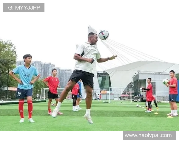 在绿茵场上追梦的少年与足球明星的奇幻冒险之旅 在绿茵场上追梦的少年与足球明星的奇幻冒险之旅